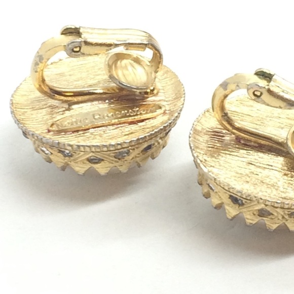 VINTAGE NETTIE ROSENSTEIN CLIP ON EARRINGS FAUX PEARL RHINESTONES GOLD TONE - Picture 16 of 17
